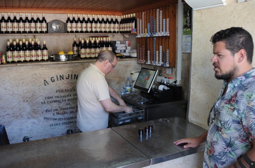 Bar A Ginjinha près de la place de Rossio à Lisbonne - Photo de Timo Kivelä
