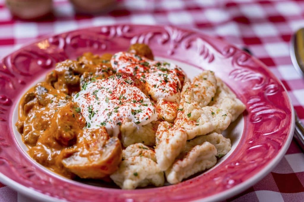 Paprikás csirke ou poulet au paprika au restaurant Hungarikum bisztro à Budapest.