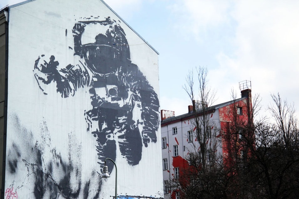 Street art à Berlin: Mural d'astronaute dans la capitale de street art européen.
