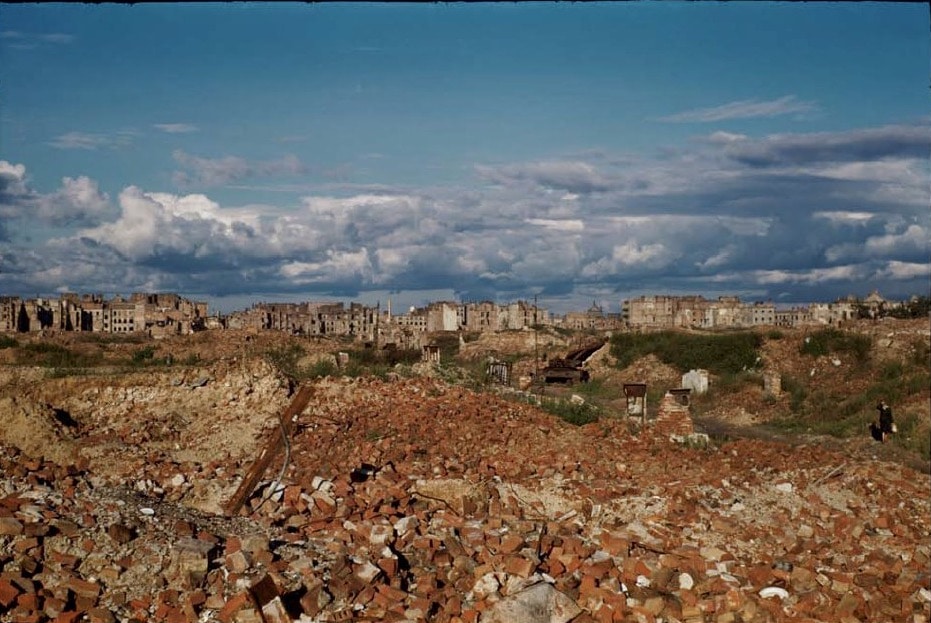 Terrain du ghetto de Varsovie détruit par les Nazis. Photo de Henry N. Cobb (1947).