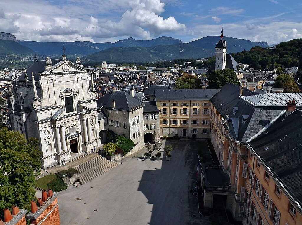 Vue panoramique du château de Chambéry, depuis le sommet de la tour demi-ronde, en Savoie. Photo de Florian Pépellin