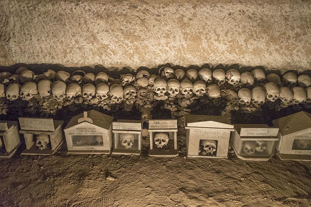 Crânes adoptés ou non au cimetière delle Fontanelle à Naples - Photo de Dominik Matus