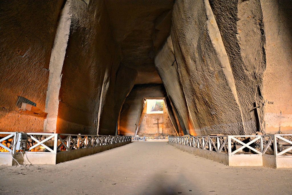 Dans l'ancienne carrière devenu cimetière delle Fontanelle à Naples - Photo de Mentnafunangann