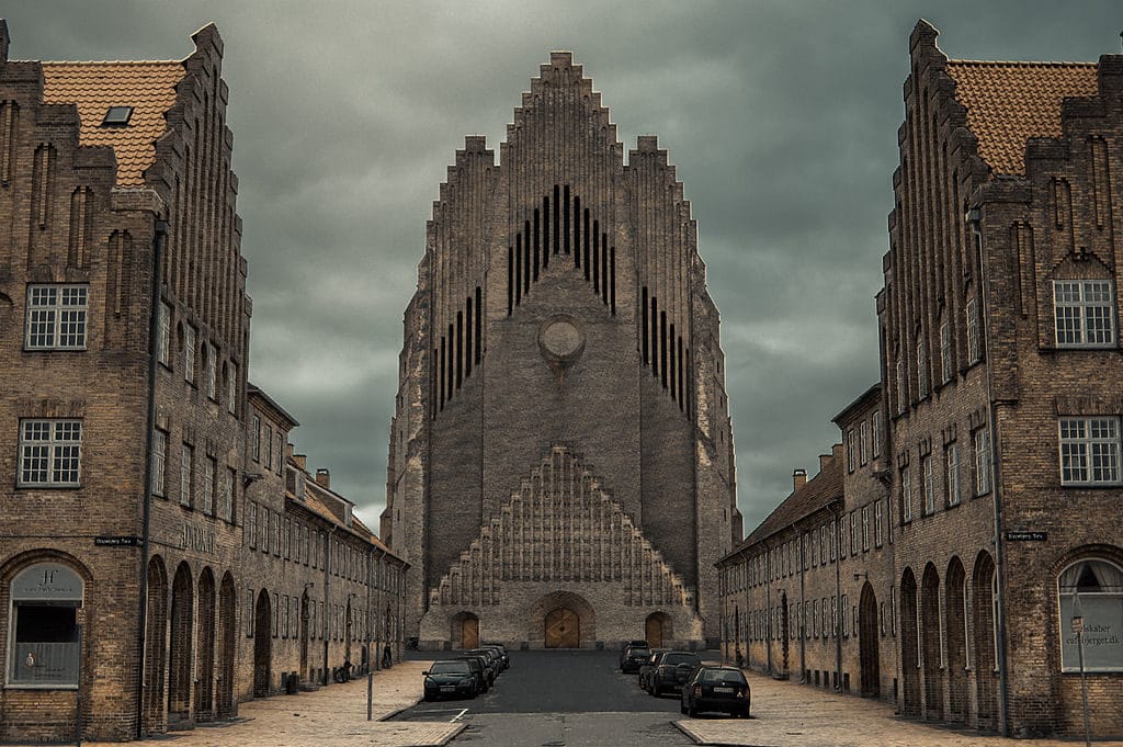 L'impressionnante façade de l'église expressionniste Grundtvig à Copenhague. Photo de The woocash