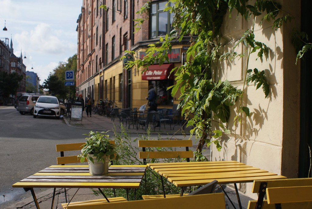 Terrasse d’un café de Norrebro à Copenhage par une journée ensoleillé de septembre.