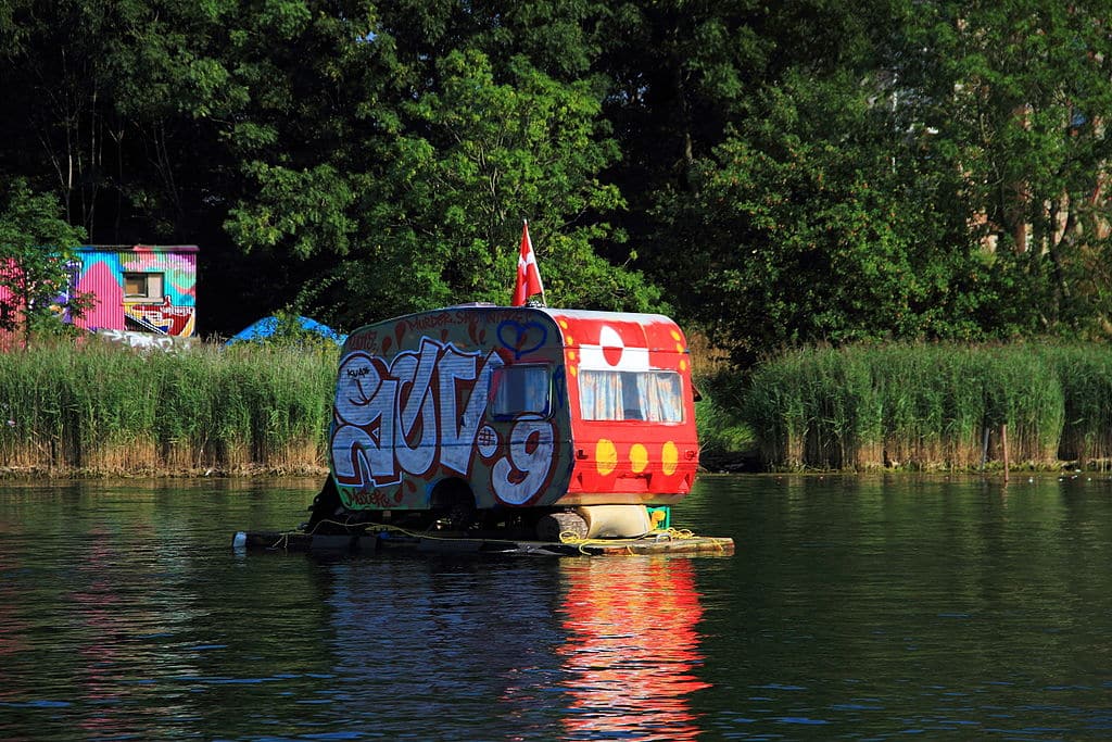 Paysage insolite : Une caravane flottante aux couleurs de Christiania, Copenhague – Photo de Schorle.