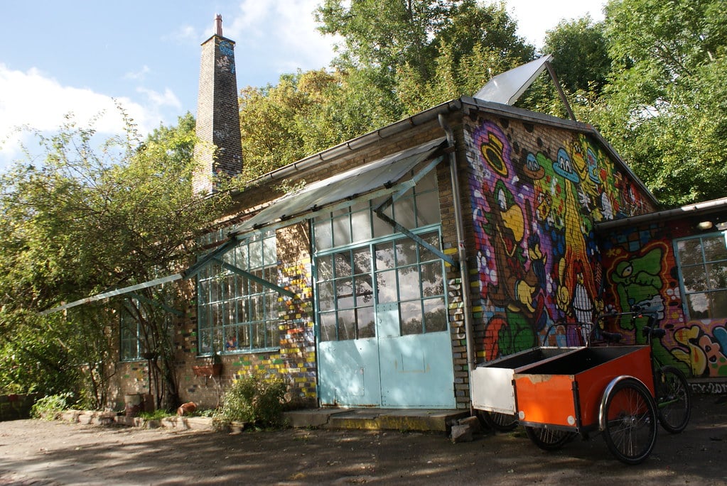 Stockage des canoe kayak près du lac.