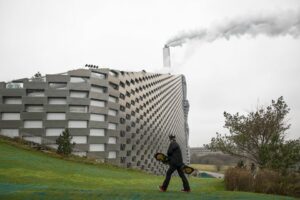 Copenhill à Copenhague : Skier sur le toit d&rsquo;une usine de valorisation énergétique