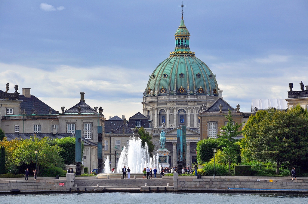 Palais d'Amalienborg sur fond de l'église de Marbre à Copenhague - Photo de Martin Nikolaj Christensen from Sorø, Denmark