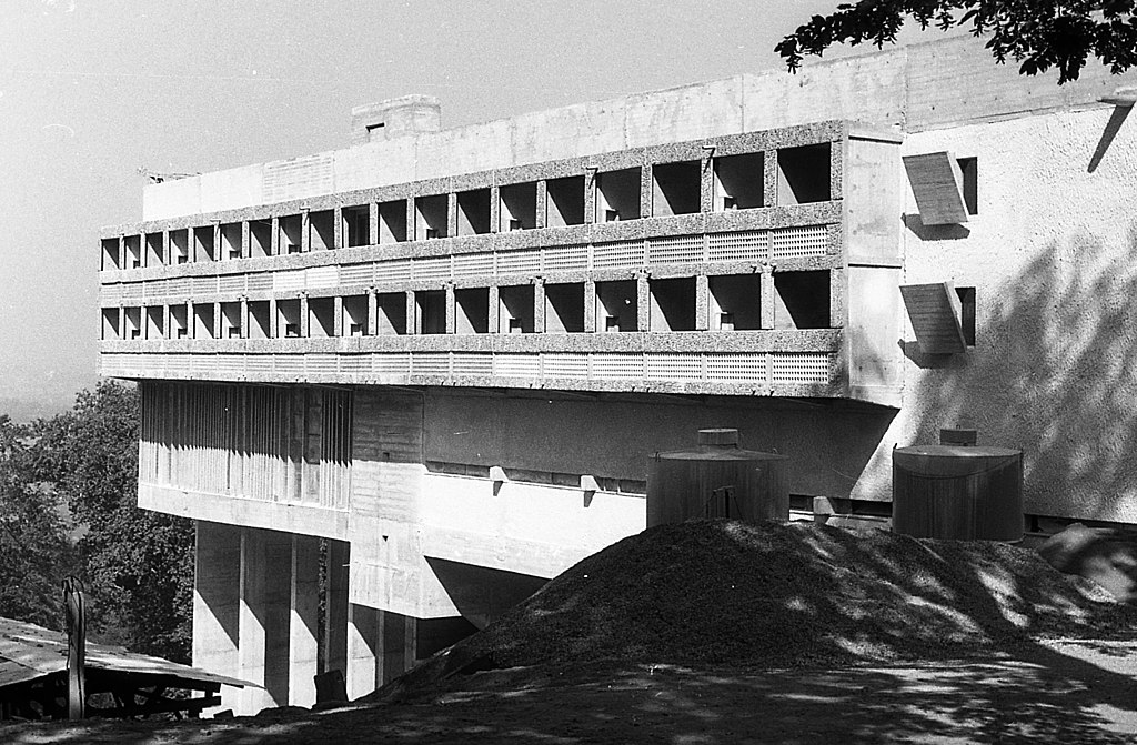 Couvent Sainte Marie de la Tourette construit par Corbusier près de Lyon - Photo FORTEPAN / Varga, Pierre