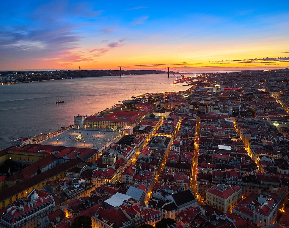 Vue aérienne sur le centre de Lisbonne et le pont du 25 avril au loin - Photo de Deensel