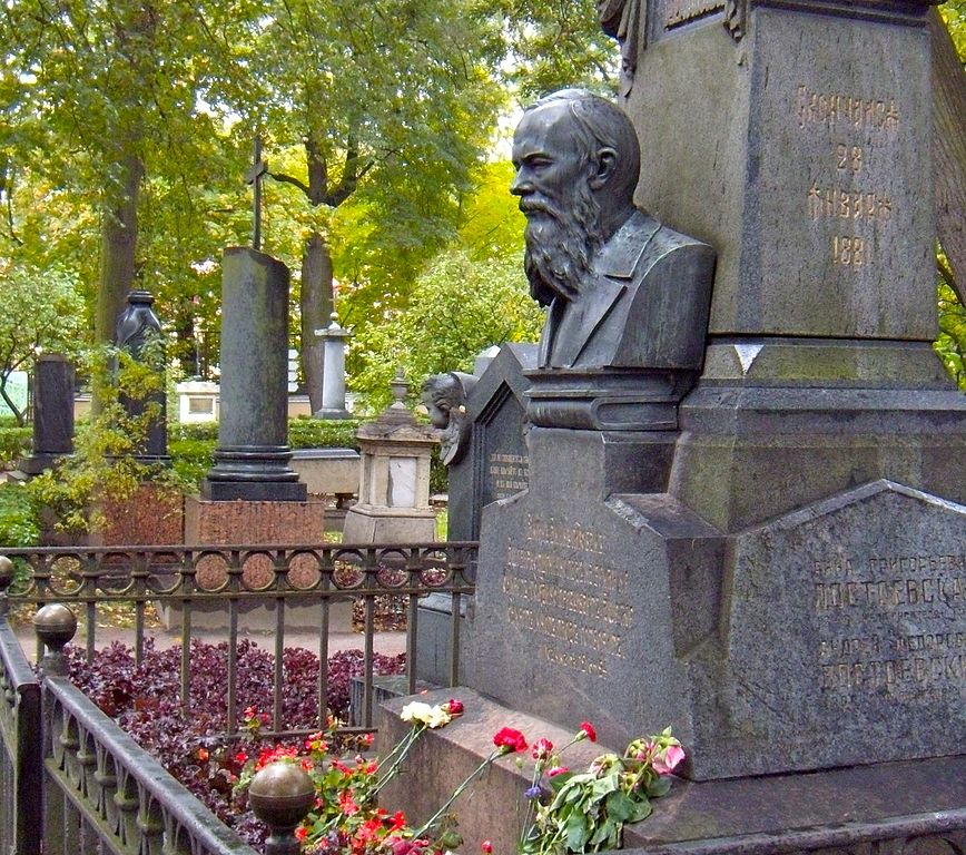 Tombe de Dostoevsky au cimetière Tikhvine à Saint Petersbourg - Photo de JarrahTree