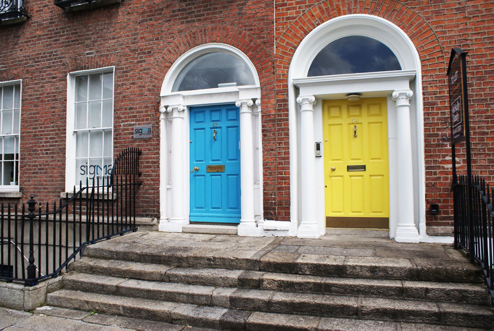 Portes multicolores autour de Merrion square, quartier georgien de Dublin