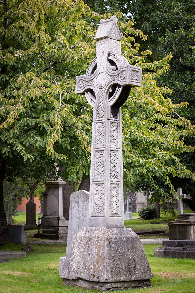 Croix celtique dans le cimetière autour de la Cathédrale Saint Patrick à Dublin - Photo de Rafesmar