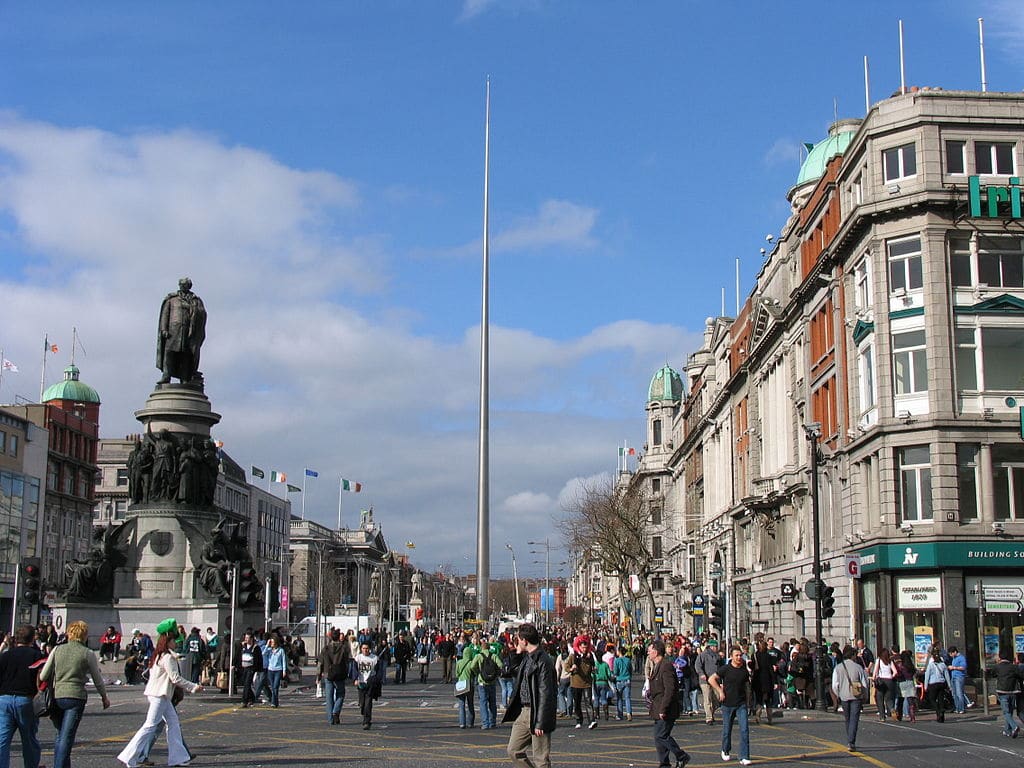 Artère O'Connell Street à Dublin avec le Spire - Photo de Robzle