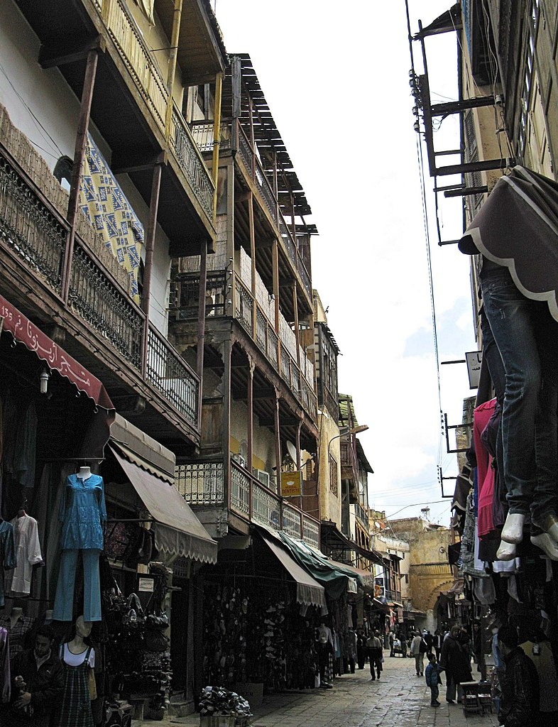 Construction plus haute, balcons et fenêtres sur la rue typique des habitations juives du Mellah à Fès. Photo de Robert Prazeres