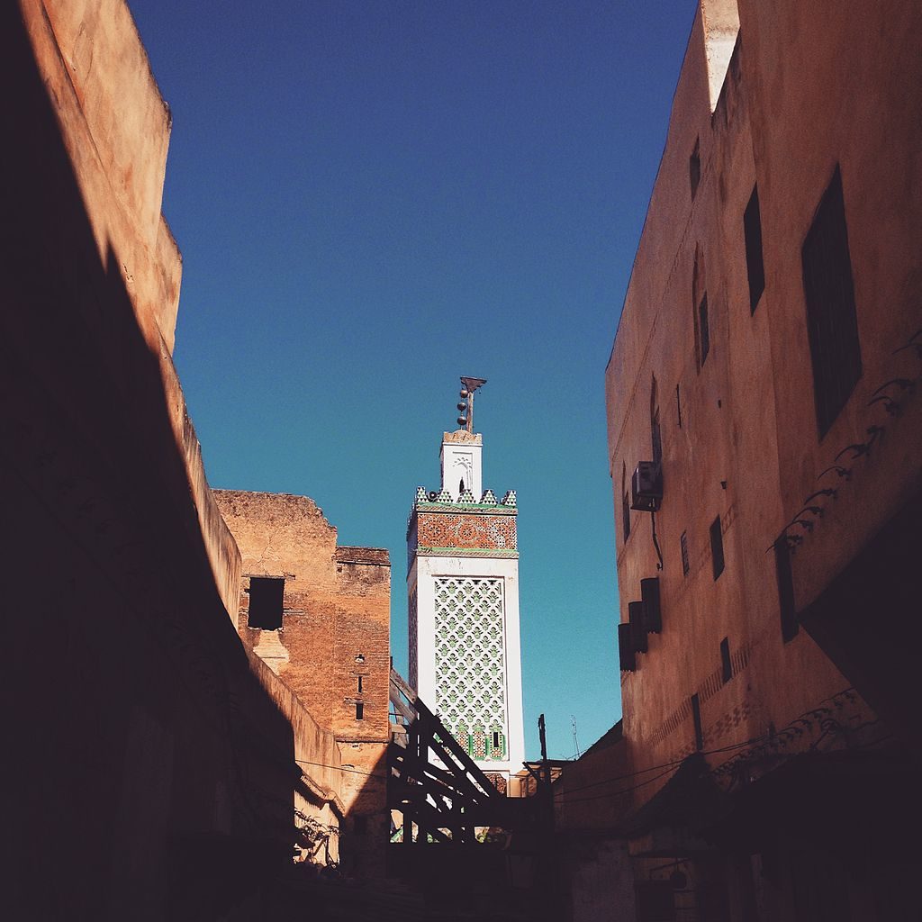 Vue sur une mosquée de la Médina de Fès - Photo de Noor Dar