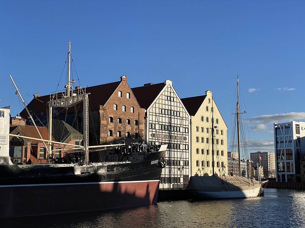 Greniers à blé sur l'île d'Olowianka à Gdansk (au milieu se trouve le Musée maritime de la ville) - Photo de Thomas Woodtli - Licence ccbysa 4.0