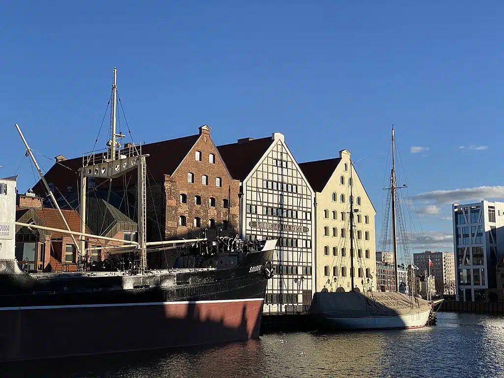 Greniers à blé sur l'île d'Olowianka à Gdansk (au milieu se trouve le Musée maritime de la ville) - Photo de Thomas Woodtli - Licence ccbysa 4.0