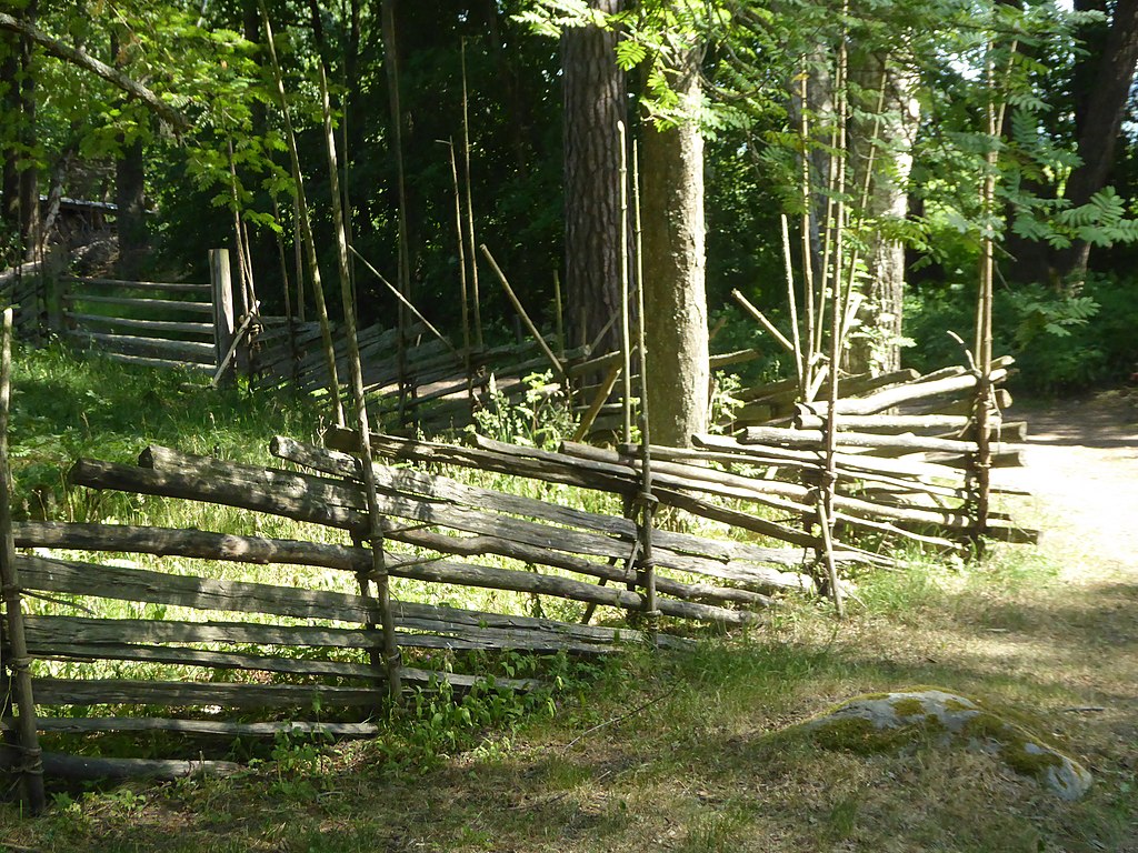 Cloture traditionnelle sur l'île de Seurasaari, parc et musée ethnographique en plein air (Skansen) d'Helsinki - Photo de Nemo Bis