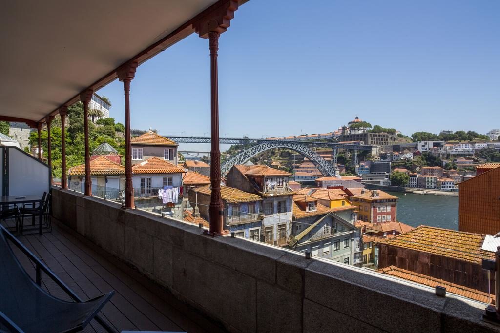 Vue spectaculaire depuis l'Hotel Carris Porto Ribeira en plein centre de la Vieille Ville.