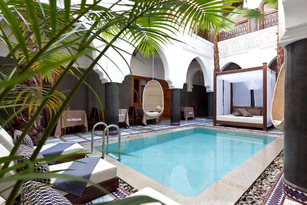 Piscine dans le cour intérieure de l'Hotel & Spa Riad El Walaa à Marrakech.