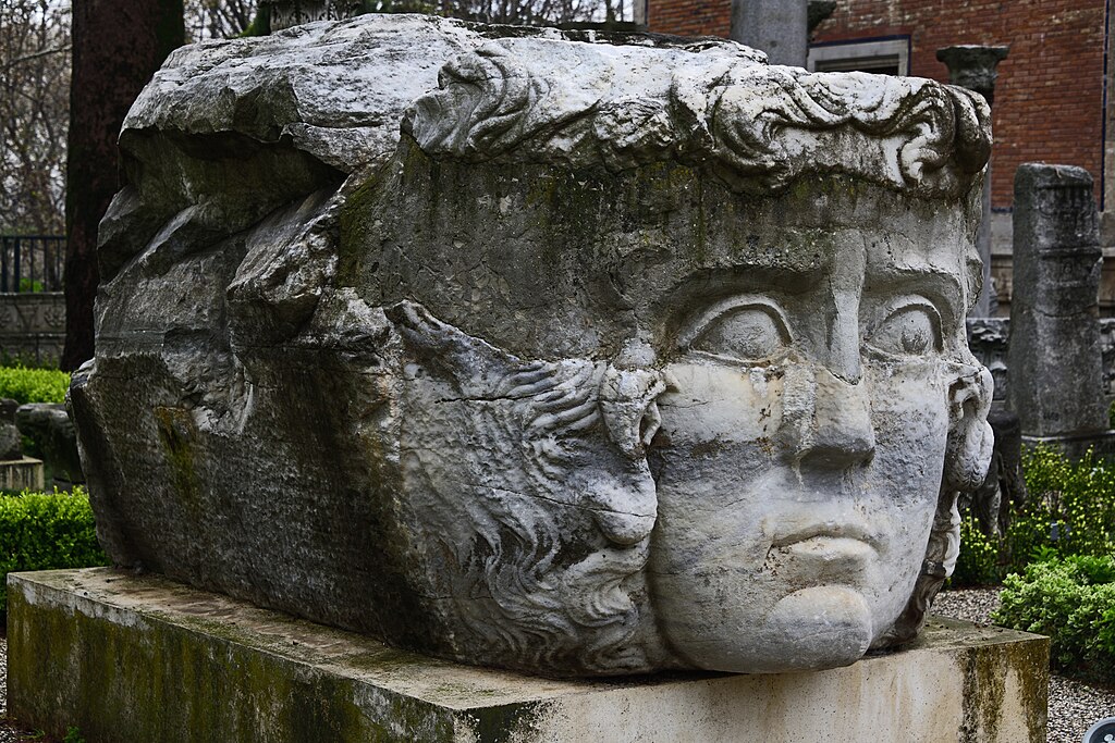 Statue de la Méduse dans le jardin du Musée d'archéologie d'Istanbul - Photo de Dosseman - Licence ccbysa 4.0