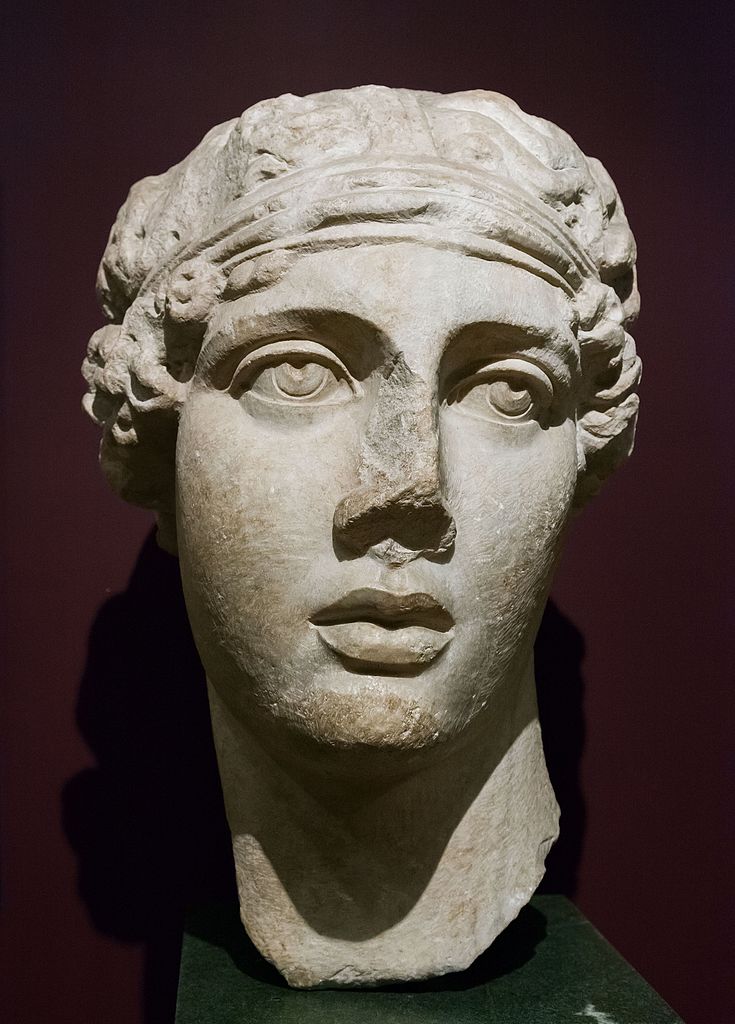 Statue de la poétesse Sappho au Musée d'archéologie d'Istanbul - Photo d' Eric Gaba Wikimedia-Commons user Sting - Licence ccbysa 3.0