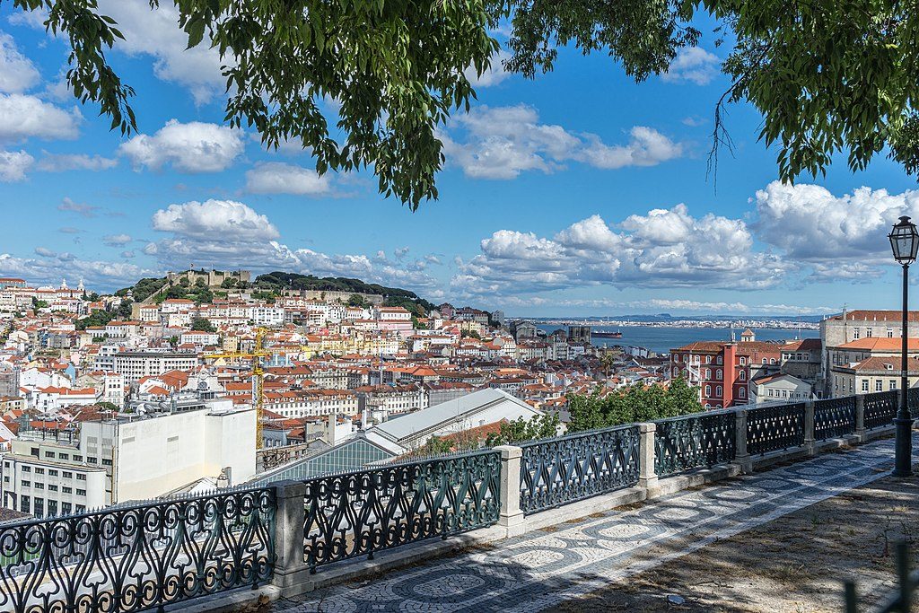 Miradouro Sao Pedro de Alcantara à Lisbonne : L'un des plus beaux points de vue sur la ville. Photo de Jean-Christophe Benoist