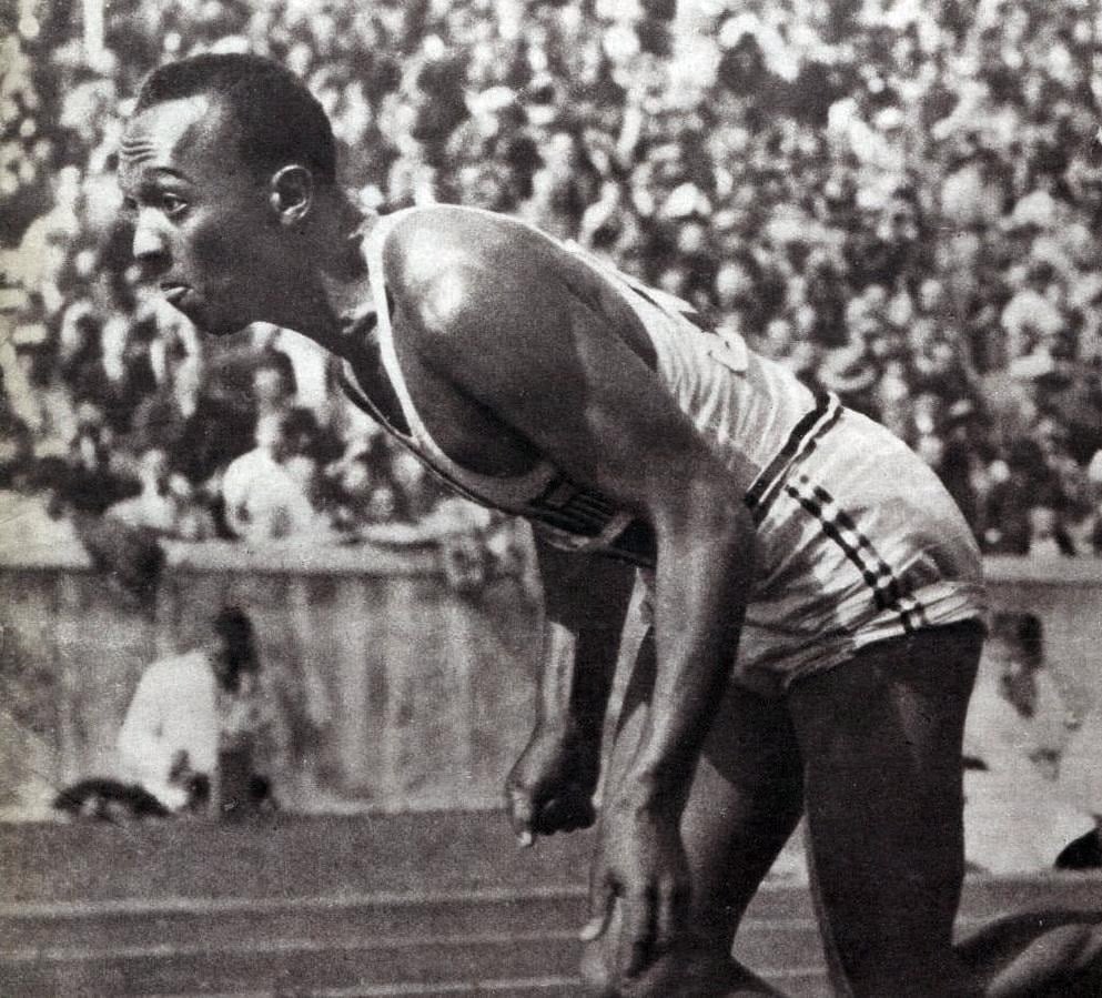 Jesse Owens, l'athlète noir américain vainqueur de 4 médailles d'or et camouflet vivant aux théories raciales nazies.