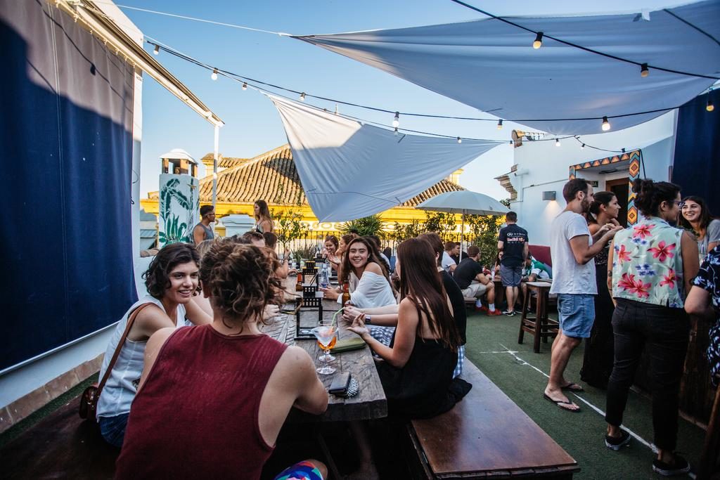 Sur le toit terrasse avec une magnifique vue de La Banda Rooftop Hostel à Séville.