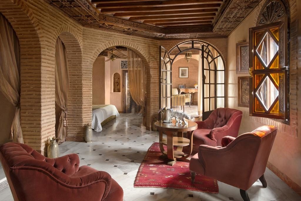 Suite spacieuse à la décoration raffinée de l'hôtel La Sultana Marrakech.