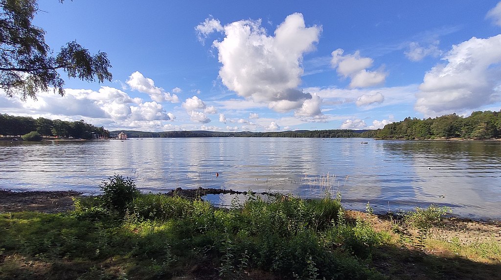 Lac des Settons dans le Morvan - Photo de Christophe Finot -Licence ccbysa 3.0