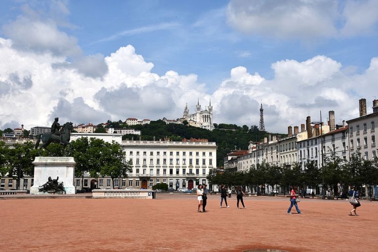 Place Bellecour, le coeur du quartier de la Presqu'île à Lyon. Louis XIV sur son cheval, la basilique de Fourvière sur sa colline. Tout est en place. Photo de Herbert Frank