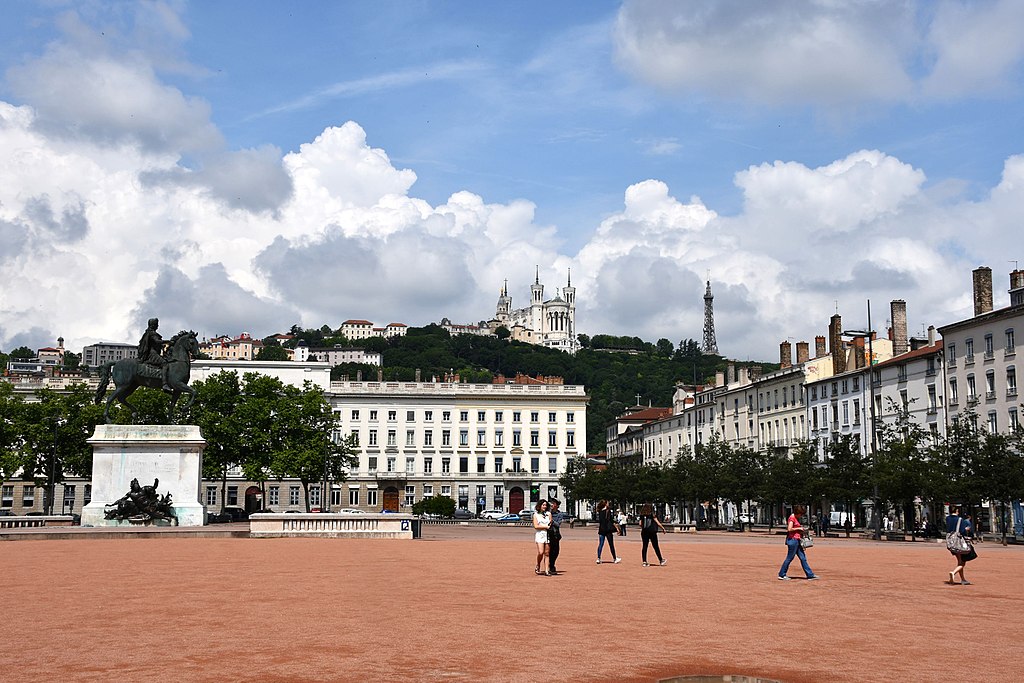 Place Bellecour, le coeur du quartier de la Presqu'île à Lyon. Louis XIV sur son cheval, la basilique de Fourvière sur sa colline. Tout est en place. Photo de Herbert Frank