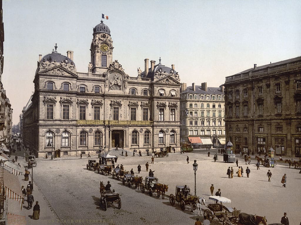 Hotel de ville et place des Terreaux à Lyon en 1900.