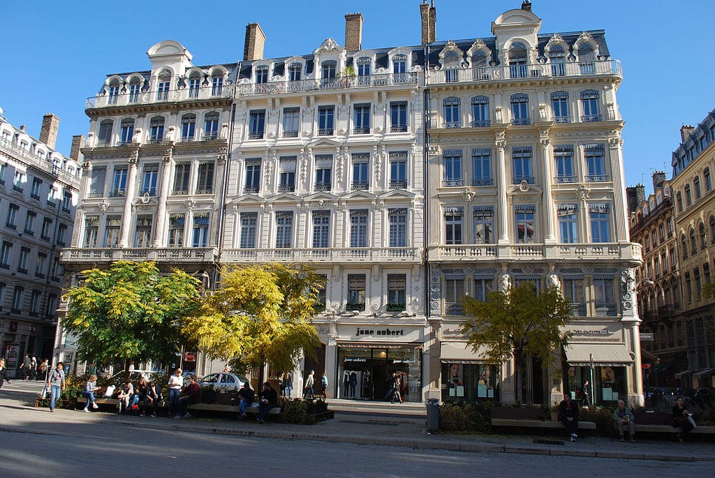 Boutiques dans les immeubles hausmanniens sur la place des Jacobins de la Presqu'île de Lyon. Photo de Jean Housen