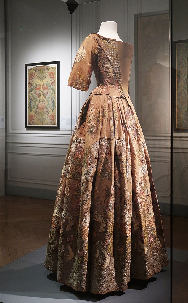 Dans le Musée des Tissus et de l'art décoratif à Lyon, ici une robe de 1700-1750.