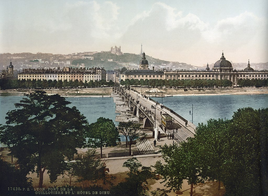 Vue sur le Pont de la Guillotière et l'Hotel Dieu à Lyon en 1900.