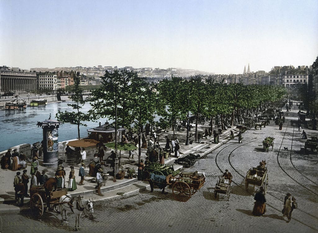 Quai des Célestins près de la place Bellecour à Lyon en 1900.