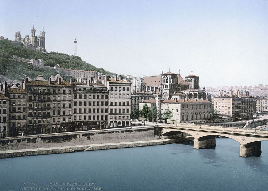 Vue sur le quartier du Vieux Lyon avec la Cathédrale Saint Jean et la Basilique de Fourvière en 1900.