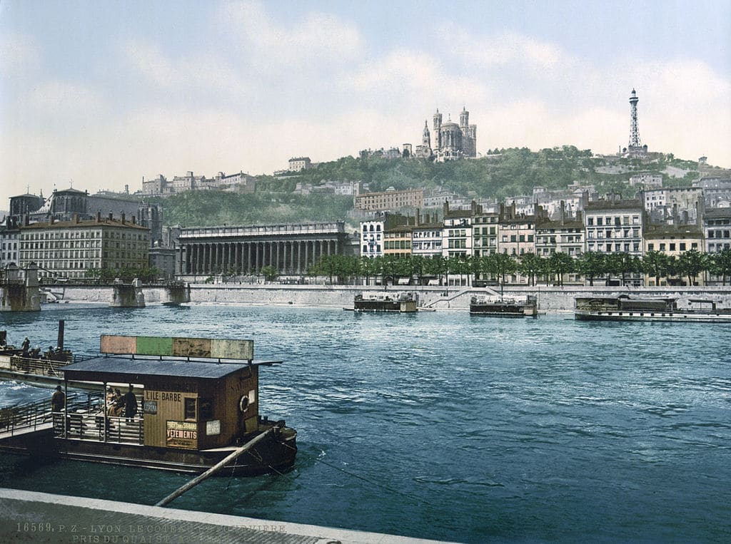 Vue sur le quartier du Vieux Lyon avec la Cathédrale Saint Jean et la Basilique de Fourvière en 1900.