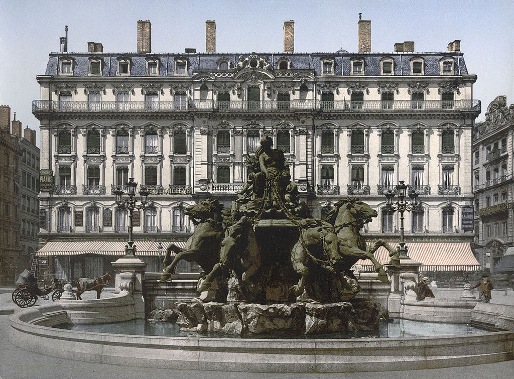 Fontaine Bartholdi sur la place des Terreaux à Lyon en 1900.