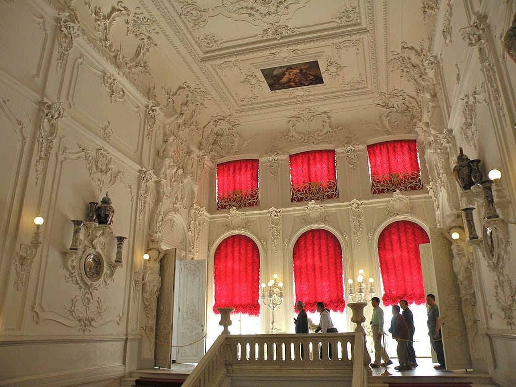 Escalier principal du palais Catherine  près de Saint Petersbourg. Photo de Chatsam