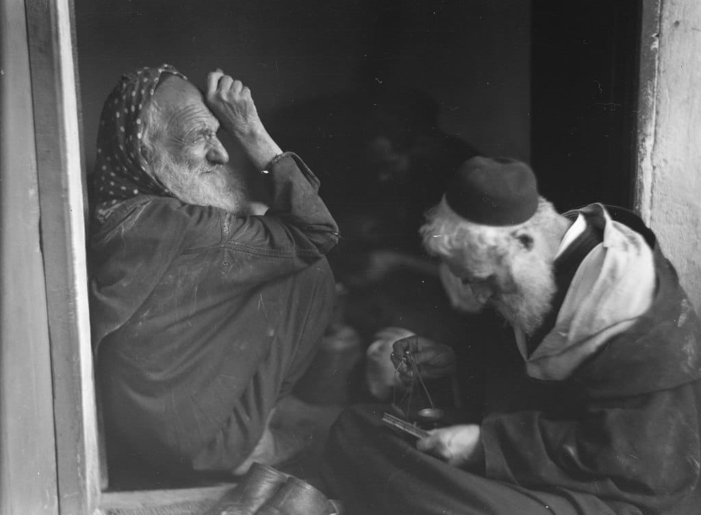 Vieux Juifs dans le Mellah de Marrakech dans les années 1930 - Photo de Walter Mittelholzer