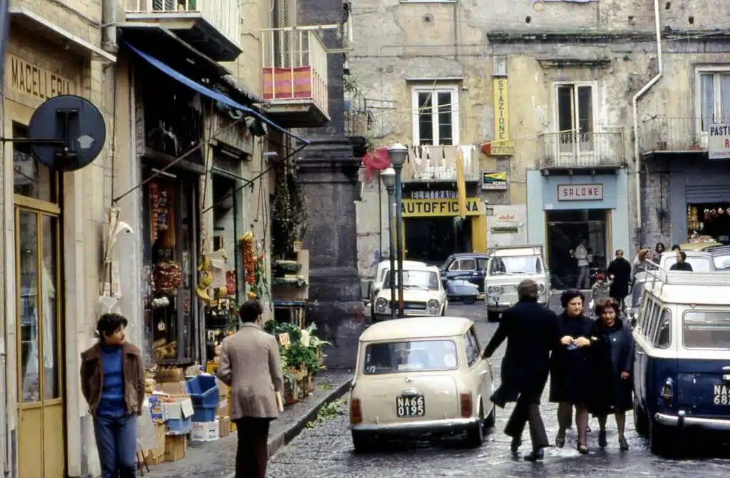 Parking et voitures à Naples dans les années 1970. Photo de Wilford Peloquin - Licence ccby 2.0