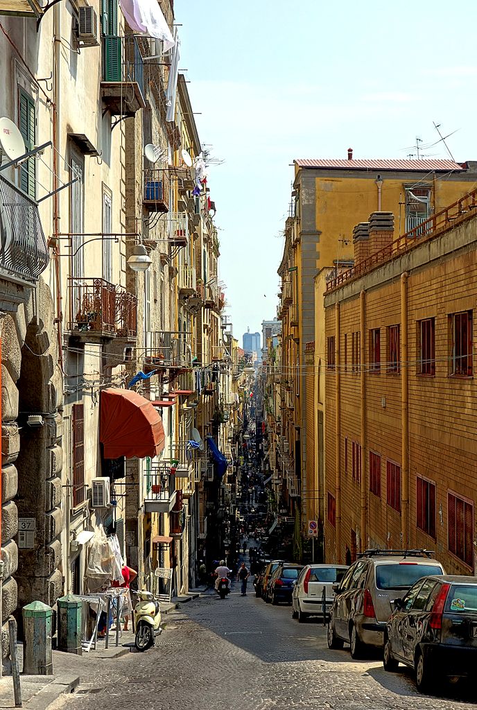 Au commencement de Spaccanapoli dans les Quartiers Espagnols, la rue "fendant Naples" sur près de 2 km. Photo de Velvet