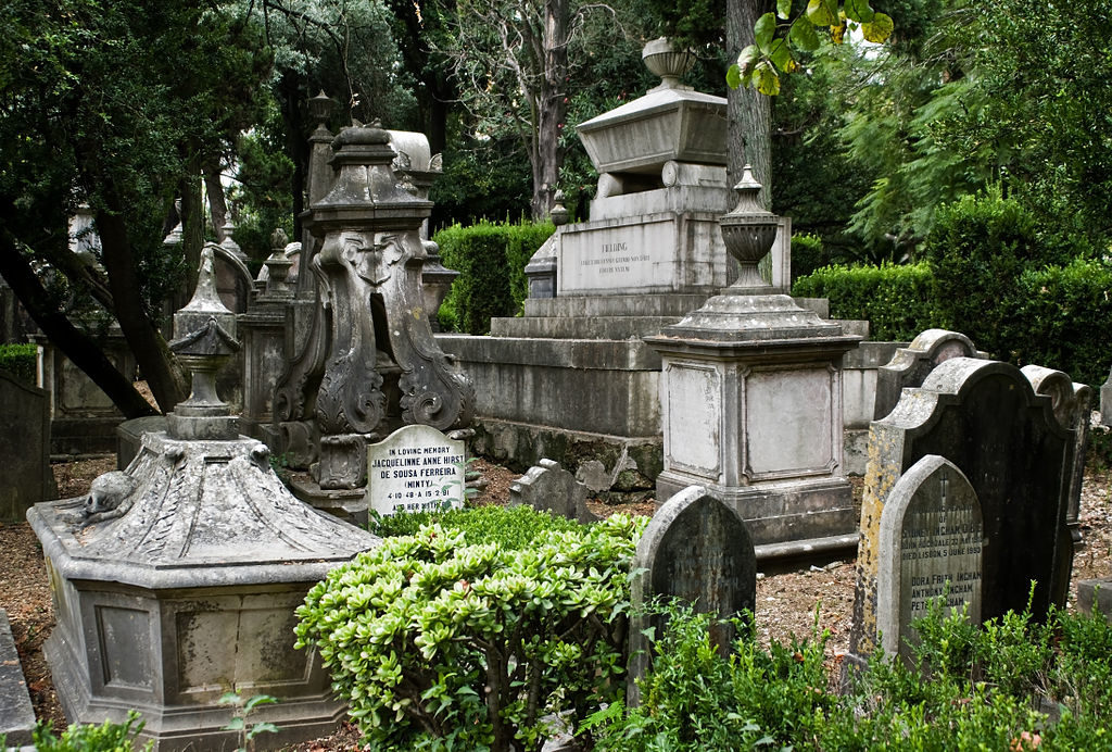 Monument funéraire de Fielding dans le cimetière britannique de Lisbonne. Photo de Nikodem Nijaki