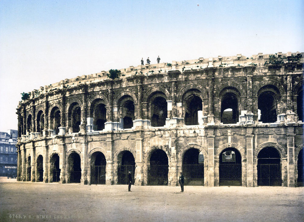 L Amphithéâtre des Trois Gaules à Lyon avait des dimensions proches des Arènes de Nimes ici en 1900.