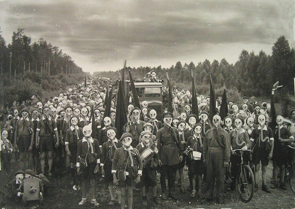 Pionniers de la défense civile à Leningrad en 1937 - Photo de Viktor Bulla.